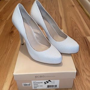BCBG White/Glossy Snake Leather Pumps. Size 9M. Leather.